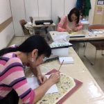 〈生命の樹〉を制作中